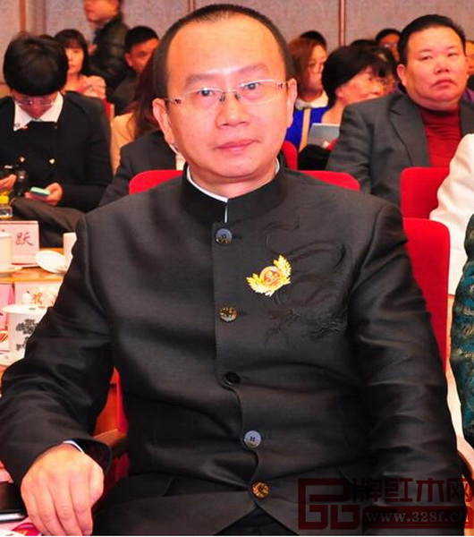 故宮博物院副研究員、明清宮廷家具專家、全聯(lián)藝術紅木家具專委會專家顧問周京南 故宮博物院副研究員、明清宮廷家具專家、全聯(lián)藝術紅木家具專委會專家顧問周京南