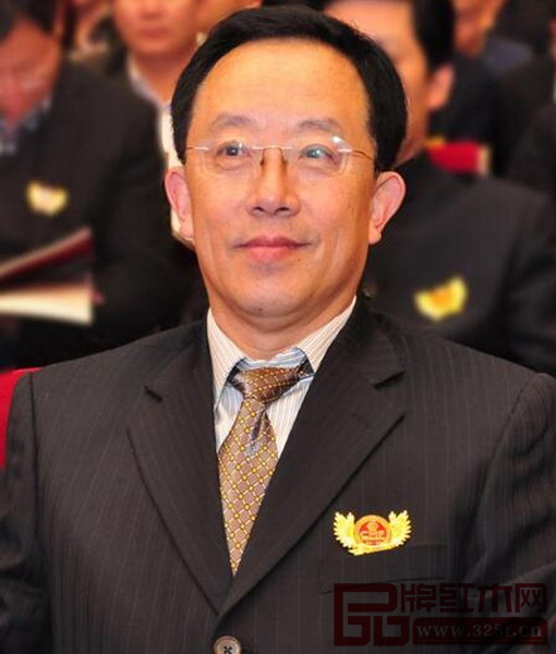 華南農業(yè)大學博士生導師、全聯(lián)藝術紅木家具專委會專家顧問李凱夫 華南農業(yè)大學博士生導師、全聯(lián)藝術紅木家具專委會專家顧問李凱夫