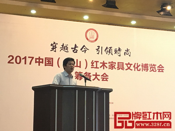 中山市紅木家具協(xié)會(huì)執(zhí)行會(huì)長(zhǎng)、東成紅木董事長(zhǎng)張錫復(fù) 中山市紅木家具協(xié)會(huì)執(zhí)行會(huì)長(zhǎng)、東成紅木董事長(zhǎng)張錫復(fù)