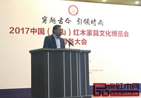 中山市紅木家具行業(yè)協(xié)會(huì)執(zhí)行會(huì)長(zhǎng)、紅博城董事長(zhǎng)林孟禮 中山市紅木家具行業(yè)協(xié)會(huì)執(zhí)行會(huì)長(zhǎng)、紅博城董事長(zhǎng)林孟禮