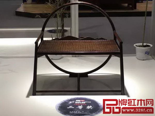 第八屆“省長(zhǎng)杯”工業(yè)設(shè)計(jì)大賽家具專項(xiàng)賽產(chǎn)品組·新中式二等獎(jiǎng)獲獎(jiǎng)作品——和興家具作品《鏡·椅》