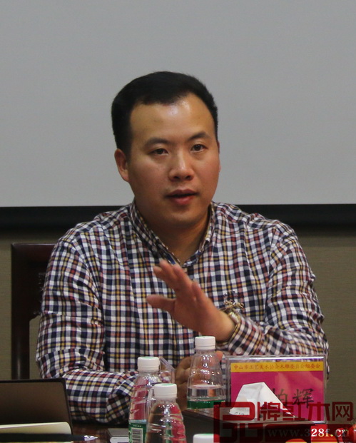 中山市大涌鎮(zhèn)經(jīng)信局副局長朱柏輝發(fā)表講話 中山市大涌鎮(zhèn)經(jīng)信局副局長朱柏輝發(fā)表講話