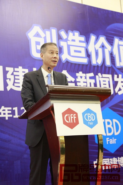 中國對外貿(mào)易廣州展覽總公司總經(jīng)理李德穎在新聞發(fā)布會上講話 中國對外貿(mào)易廣州展覽總公司總經(jīng)理李德穎在新聞發(fā)布會上講話