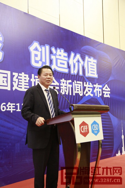 全國工商聯(lián)常委、家具裝飾業(yè)商會會長丁佐宏在中國家博會和建博會的新聞發(fā)布會上發(fā)言 全國工商聯(lián)常委、家具裝飾業(yè)商會會長丁佐宏在中國家博會和建博會的新聞發(fā)布會上發(fā)言