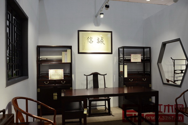 第四屆中國（江門）傳統(tǒng)家具精品鑒賞會暨紅木家具交易大會中展出的傳統(tǒng)古典家具精品