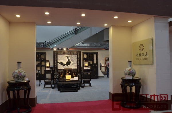 伍氏興隆、利興家具、江山多嬌、雄業(yè)紅木等知名紅木家具品牌參與了第四屆中國（江門）傳統(tǒng)家具精品鑒賞會暨紅木家具交易大會