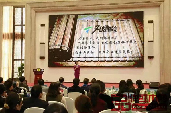 由南枝紅紅木總冠名,廣東廣播電視臺錄制開播的《突破瓶頸》公益大學(xué)堂第一期完美開講 由南枝紅紅木總冠名,廣東廣播電視臺錄制開播的《突破瓶頸》公益大學(xué)堂第一期完美開講