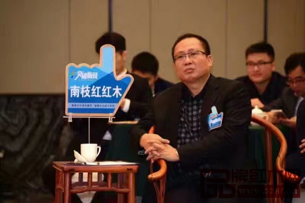 在《突破瓶頸》公益大學(xué)堂第一期中,南枝紅紅木董事長余武生作為特邀嘉賓參加節(jié)目錄制 在《突破瓶頸》公益大學(xué)堂第一期中,南枝紅紅木董事長余武生作為特邀嘉賓參加節(jié)目錄制