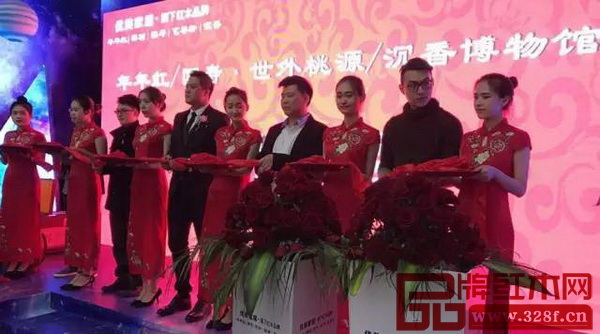 國壽紅木副總經(jīng)理王耀佳(右四),寧波第六空間商場總經(jīng)理龐忠煥(左五),寧波優(yōu)美家居總經(jīng)理、國壽世外桃源經(jīng)銷商許建民(右二)共同進行剪彩儀式 國壽紅木副總經(jīng)理王耀佳(右四),寧波第六空間商場總經(jīng)理龐忠煥(左五),寧波優(yōu)美家居總經(jīng)理、國壽世外桃源經(jīng)銷商許建民(右二)共同進行剪彩儀式