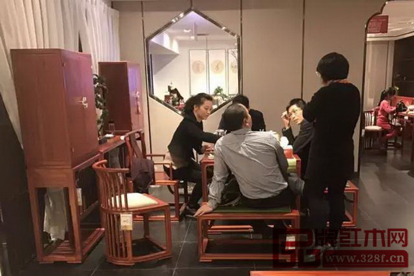 寧波市第六空間國壽·世外桃源新店內(nèi)人氣爆棚 寧波市第六空間國壽·世外桃源新店內(nèi)人氣爆棚