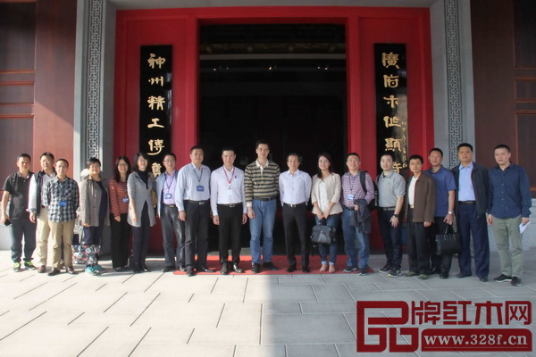 番禺區(qū)“兩建”辦聯(lián)合市委黨校、市城管委、市國土規(guī)劃委、市公安局、市政府培訓(xùn)中心等單位組成的調(diào)研組領(lǐng)導(dǎo)和永華公司高層合影留念 番禺區(qū)“兩建”辦聯(lián)合市委黨校、市城管委、市國土規(guī)劃委、市公安局、市政府培訓(xùn)中心等單位組成的調(diào)研組領(lǐng)導(dǎo)和永華公司高層合影留念