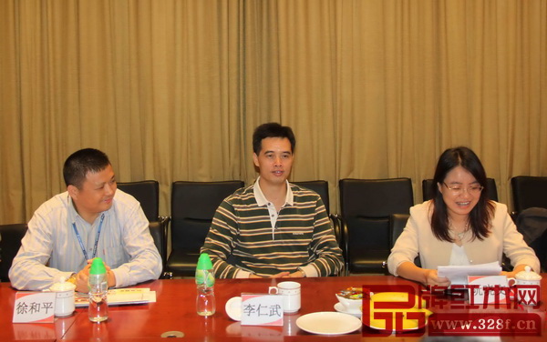 廣州市委黨校教授 李仁武(中間) 番禺區(qū)“兩建”辦副主任、區(qū)市場監(jiān)管局副局長 阮曉文(右) 市城管委行政執(zhí)法處副處長 徐和平(左) 廣州市委黨校教授 李仁武(中間) 番禺區(qū)“兩建”辦副主任、區(qū)市場監(jiān)管局副局長 阮曉文(右) 市城管委行政執(zhí)法處副處長 徐和平(左)