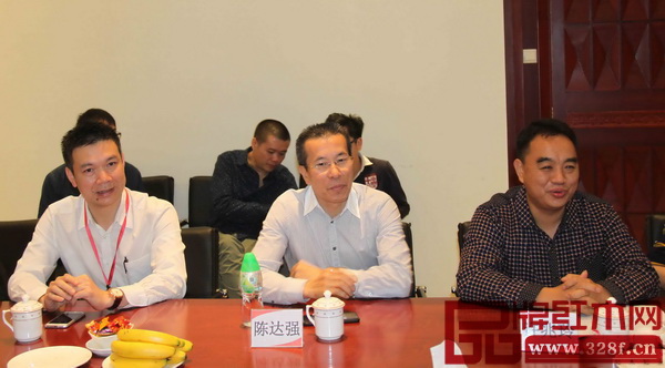 石碁鎮(zhèn)政府黨委委員、常務(wù)副鎮(zhèn)長許兆玲(右),永華紅木董事長陳達(dá)強(qiáng)(中),石碁古典紅木家具行業(yè)協(xié)會會長、永華紅木副總經(jīng)理邱志坤(左) 石碁鎮(zhèn)政府黨委委員、常務(wù)副鎮(zhèn)長許兆玲(右),永華紅木董事長陳達(dá)強(qiáng)(中),石碁古典紅木家具行業(yè)協(xié)會會長、永華紅木副總經(jīng)理邱志坤(左)