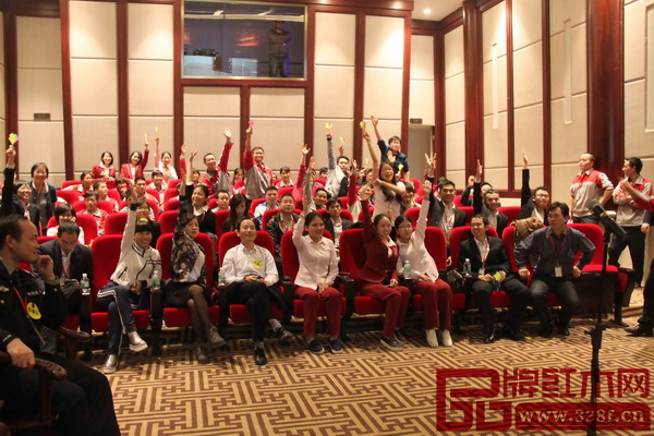 觀眾搶答環(huán)節(jié),大家熱情高漲,滿腔熱忱,把現(xiàn)場氣氛推到高潮 觀眾搶答環(huán)節(jié),大家熱情高漲,滿腔熱忱,把現(xiàn)場氣氛推到高潮