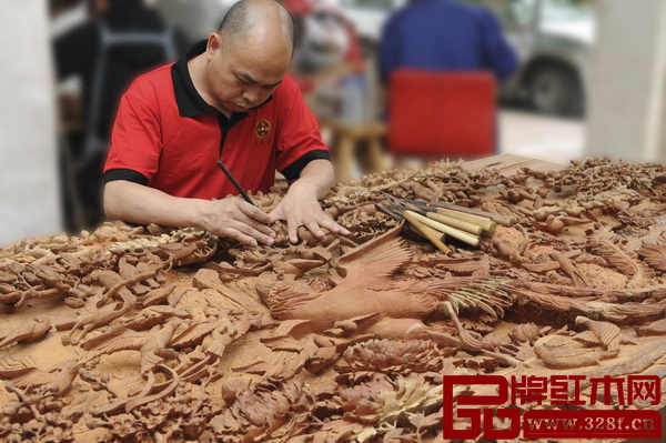 陳正民大師專注木雕工藝與傳承,并將精湛的技藝融入到集古韻今的家具生產(chǎn)中 陳正民大師專注木雕工藝與傳承,并將精湛的技藝融入到集古韻今的家具生產(chǎn)中