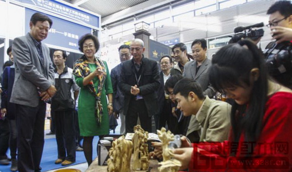 各項(xiàng)活動(dòng)異彩紛呈,吸引眾多市民圍觀 各項(xiàng)活動(dòng)異彩紛呈,吸引眾多市民圍觀