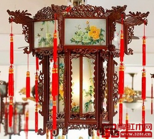 制作精美的紅木宮燈