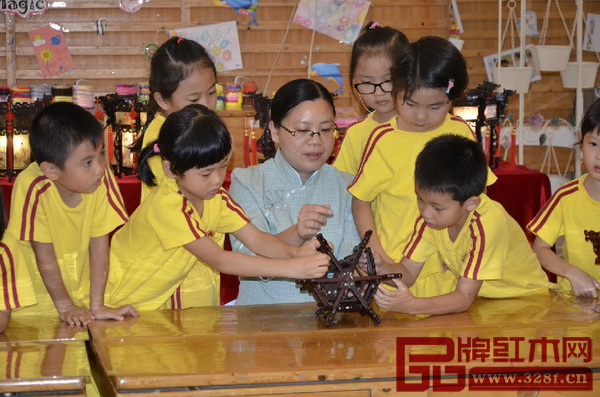 學(xué)生們參與紅木宮燈手工體驗(yàn)課
