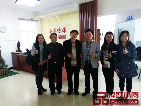 全國(guó)工商聯(lián)執(zhí)委、全聯(lián)民間文物藝術(shù)品商會(huì)會(huì)長(zhǎng)宋建文（左三）及商會(huì)秘書處成員一同到訪弘木傳媒指導(dǎo)第七屆中國(guó)紅木家具品牌大會(huì)工作，一同為打造紅木奧斯卡盛典付出的團(tuán)隊(duì)及品牌企業(yè)點(diǎn)贊