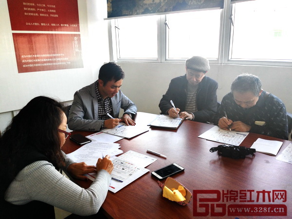 全國(guó)工商聯(lián)執(zhí)委、全聯(lián)民間文物藝術(shù)品商會(huì)長(zhǎng)宋建文（右二）與全聯(lián)藝術(shù)紅木家具專委會(huì)執(zhí)行會(huì)長(zhǎng)、弘木傳媒 CEO 林偉華（左二）等一同研究本屆紅木總評(píng)榜的參評(píng)企業(yè)