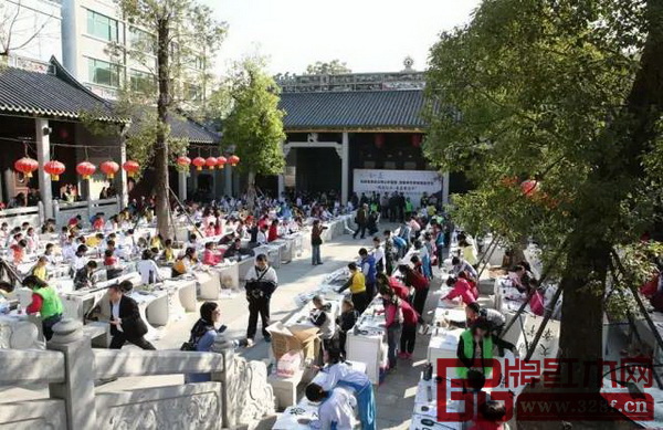 “國(guó)壽紅木·鰲臺(tái)書院杯 ”厚街第五屆青少年千人書法大賽現(xiàn)場(chǎng) “國(guó)壽紅木·鰲臺(tái)書院杯 ”厚街第五屆青少年千人書法大賽現(xiàn)場(chǎng)