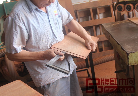 東成紅木堅(jiān)守108道繁雜細(xì)致的工序 東成紅木堅(jiān)守108道繁雜細(xì)致的工序