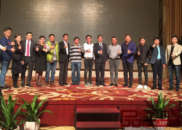 部分參會嘉賓一同為名家具展點贊 部分參會嘉賓一同為名家具展點贊