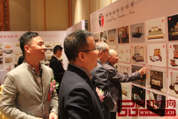 第八屆“紅古軒杯”新中式家具設(shè)計大賽專家評委團(tuán)進(jìn)行現(xiàn)場評審，并從中選出了57份優(yōu)秀作品和10強(qiáng)作品