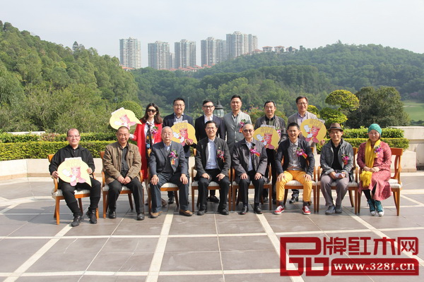 第八屆“紅古軒杯”新中式家具設(shè)計大賽專家評委團(tuán)合影留念