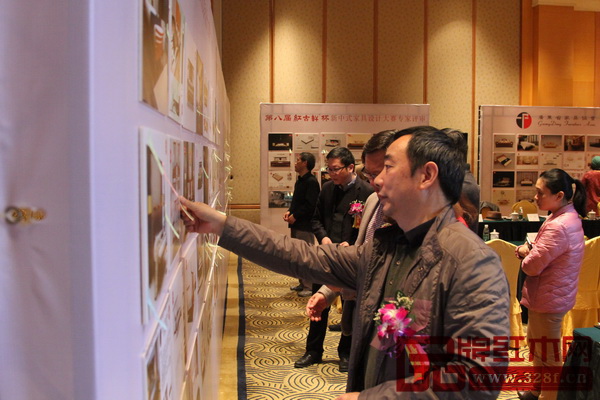 第八屆“紅古軒杯”新中式家具設(shè)計大賽專家評委團(tuán)進(jìn)行現(xiàn)場評審，并從中選出了57份優(yōu)秀作品和10強(qiáng)作品