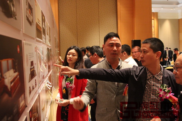 第八屆“紅古軒杯”新中式家具設(shè)計大賽專家評委團(tuán)進(jìn)行現(xiàn)場評審，并從中選出了57份優(yōu)秀作品和10強(qiáng)作品