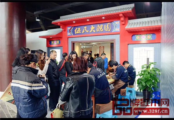 2016紅博會(huì),伍氏大觀園展廳前人潮不斷 2016紅博會(huì),伍氏大觀園展廳前人潮不斷