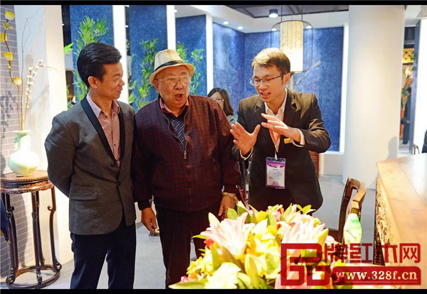 2016紅博會(huì),伍氏大觀園董事長(zhǎng)伍華善(左一)在展廳向嘉賓介紹產(chǎn)品特色 2016紅博會(huì),伍氏大觀園董事長(zhǎng)伍華善(左一)在展廳向嘉賓介紹產(chǎn)品特色