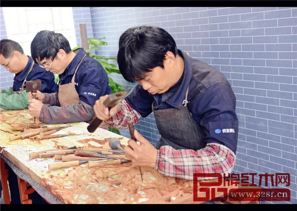 認(rèn)真細(xì)致的雕刻師傅成為伍氏大觀園展廳最大亮點(diǎn) 認(rèn)真細(xì)致的雕刻師傅成為伍氏大觀園展廳最大亮點(diǎn)