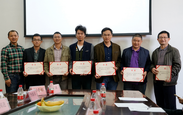 東成紅木設(shè)計(jì)師饒剛強(qiáng)(左四)被聘為工程中心技術(shù)委員會(huì)委員 東成紅木設(shè)計(jì)師饒剛強(qiáng)(左四)被聘為工程中心技術(shù)委員會(huì)委員