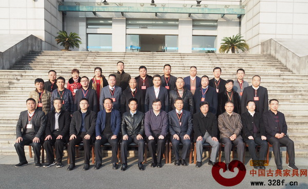 東陽市工商業(yè)聯(lián)合會(總商會)第十屆執(zhí)行委員會部分成員合影(第三排右四為國祥紅木董事長張國強) 東陽市工商業(yè)聯(lián)合會(總商會)第十屆執(zhí)行委員會部分成員合影(第三排右四為國祥紅木董事長張國強)