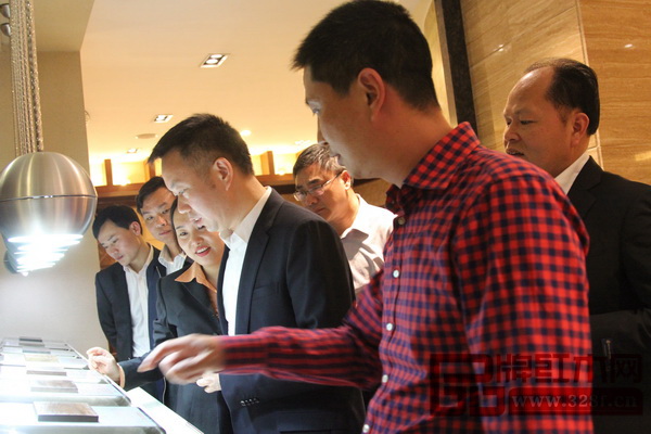 紅古軒總經(jīng)理吳赤宇（前排右一）為嘉賓們介紹不同木材的特點(diǎn)