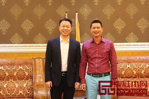 湖北監(jiān)利縣縣委書記黃鎮(zhèn)（左）與紅古軒總經(jīng)理吳赤宇合影