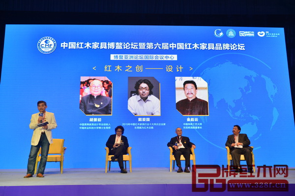 第二輪“紅木之創(chuàng)：設(shè)計”論壇由資深媒體人王周（左一）主持，圍繞行業(yè)比較關(guān)注的設(shè)計問題，邀請紅木家具設(shè)計大家進(jìn)行討論