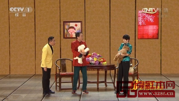 2016央視猴年春晚的第1個語言節(jié)目《快樂老爸》中紅木圈椅與紅木圓臺在熒幕上精彩亮相