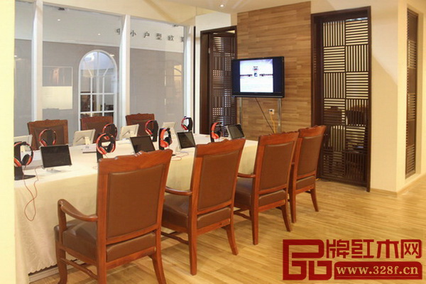 卓木王紅木在名家具展上設(shè)立的IPAD體驗(yàn)區(qū) 卓木王紅木在名家具展上設(shè)立的IPAD體驗(yàn)區(qū)