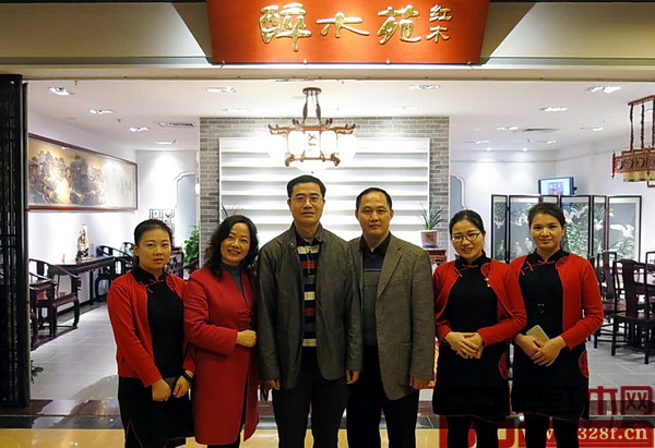 廣東省家具協(xié)會(huì)會(huì)長王克（左三）親臨位于廣州馬會(huì)的醉木苑展廳指導(dǎo)，醉木苑總經(jīng)理鄭庭華（右三）親切接待
