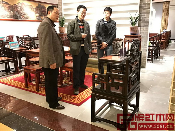 王克高度肯定醉木苑做精品家具的態(tài)度，并盛贊其產(chǎn)品特色鮮明、人文內(nèi)涵豐富