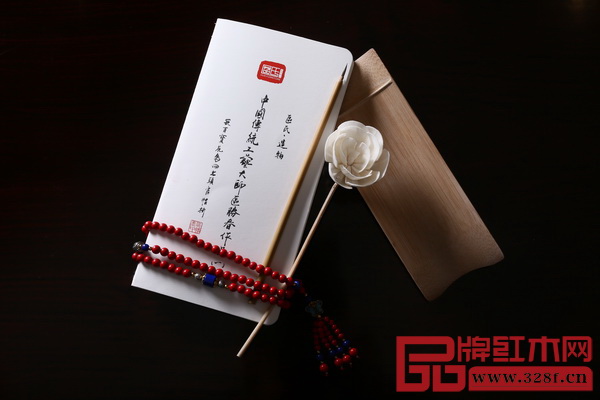 《區(qū)氏·造物》由中國傳統(tǒng)工藝大師區(qū)勝春與區(qū)氏臻品兩位從事傳統(tǒng)家具制作超過30年的匠人共同手繪完成 《區(qū)氏·造物》由中國傳統(tǒng)工藝大師區(qū)勝春與區(qū)氏臻品兩位從事傳統(tǒng)家具制作超過30年的匠人共同手繪完成