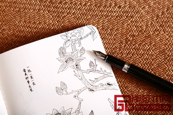 《區(qū)氏·造物》用清秀的字體、流暢的線條、準(zhǔn)確的比例詮釋了區(qū)氏臻品簡潔素雅、文氣精致的特色 《區(qū)氏·造物》用清秀的字體、流暢的線條、準(zhǔn)確的比例詮釋了區(qū)氏臻品簡潔素雅、文氣精致的特色