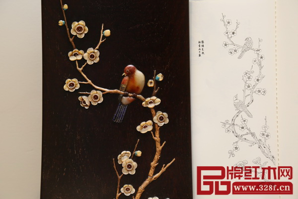 《區(qū)氏·造物》里優(yōu)美、細(xì)膩的線條與區(qū)氏臻品百寶嵌家具上的花鳥圖案都散發(fā)著一絲不茍的匠心氣韻 《區(qū)氏·造物》里優(yōu)美、細(xì)膩的線條與區(qū)氏臻品百寶嵌家具上的花鳥圖案都散發(fā)著一絲不茍的匠心氣韻