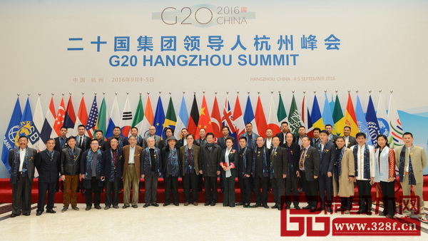 國壽紅木副董事長(zhǎng)陳淦凡(后排右二)在G20峰會(huì)舉辦地與第七屆中國紅木家具品牌大會(huì)重要嘉賓合影留念 國壽紅木副董事長(zhǎng)陳淦凡(后排右二)在G20峰會(huì)舉辦地與第七屆中國紅木家具品牌大會(huì)重要嘉賓合影留念