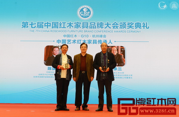 全國政協(xié)常委、全國工商聯(lián)原常務(wù)副主席孫安民(中)為“中國藝術(shù)紅木家具傳承人”獲獎(jiǎng)?wù)邍鴫奂t木董事長(zhǎng)陳國壽(左)頒牌 全國政協(xié)常委、全國工商聯(lián)原常務(wù)副主席孫安民(中)為“中國藝術(shù)紅木家具傳承人”獲獎(jiǎng)?wù)邍鴫奂t木董事長(zhǎng)陳國壽(左)頒牌