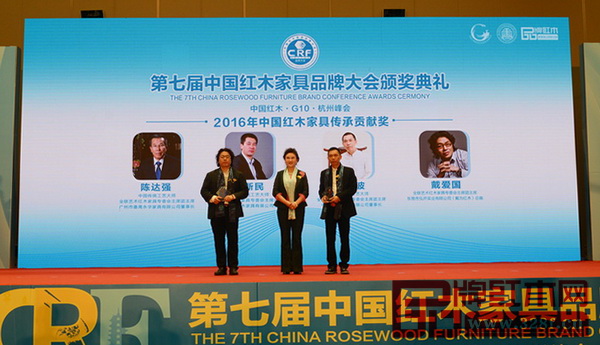 中國傳統(tǒng)工藝大師、波記家具董事長伍建波(右)榮獲“2016年中國紅木家具傳承貢獻(xiàn)獎(jiǎng)”,中國收藏家協(xié)會副會長維佳(中)為其頒獎(jiǎng) 中國傳統(tǒng)工藝大師、波記家具董事長伍建波(右)榮獲“2016年中國紅木家具傳承貢獻(xiàn)獎(jiǎng)”,中國收藏家協(xié)會副會長維佳(中)為其頒獎(jiǎng)