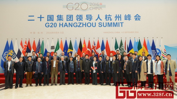 第七屆中國紅木家具品牌大會(huì)重要嘉賓在G20峰會(huì)舉辦地合影留念,寓意紅木家具借G20之勢走向國際化 第七屆中國紅木家具品牌大會(huì)重要嘉賓在G20峰會(huì)舉辦地合影留念,寓意紅木家具借G20之勢走向國際化